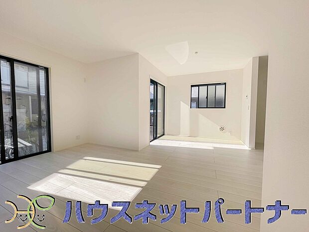 太陽の光が照らす明るいリビングは、開放感があり通風・採光に優れ、心地よい光と風が舞い込んできます。心休まるリビングは何よりも快適な時間を過ごせます。