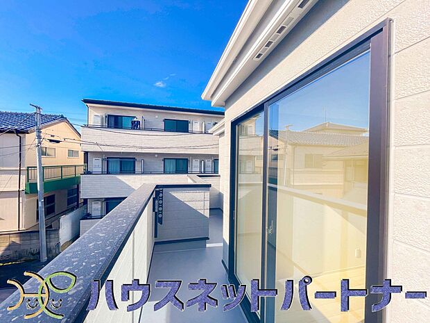 青い空が近くに感じるバルコニーは、爽やかな風をお部屋へ運んでくれます。