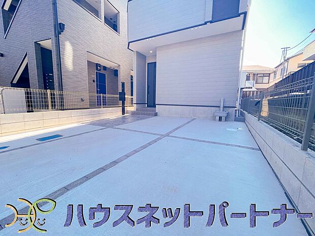 駐車場がある戸建を持つ最大のメリットは、駐車場代金を支払い続ける必要がないことです。賃貸住宅に住んでいる方が、戸建の購入を考えるきっかけに挙げることが多いようです。