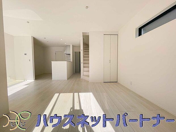 リビングは、食事スペースと寛げる場所設けてもまだ余裕の広さ。明るい光が照らしてくれます。