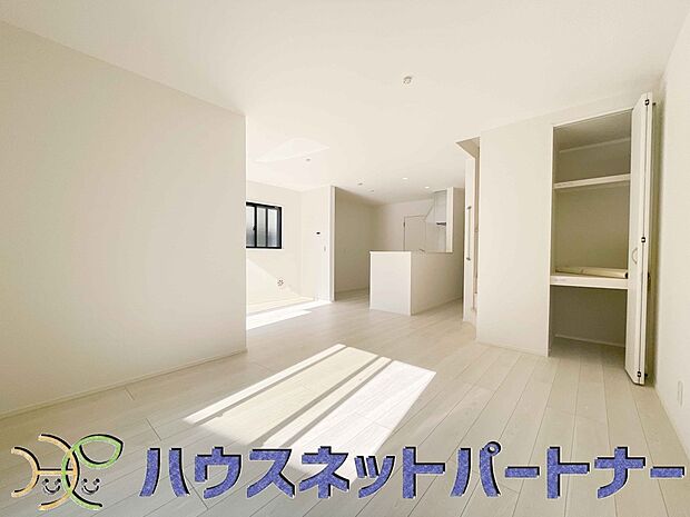 明るく開放的なダイニング。家族とのコミュニケーションが取りやすく、みんなの笑顔が溢れます