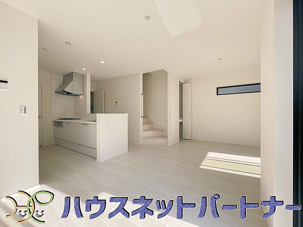 明るく開放的なダイニング。家族とのコミュニケーションが取りやすく、みんなの笑顔が溢れます