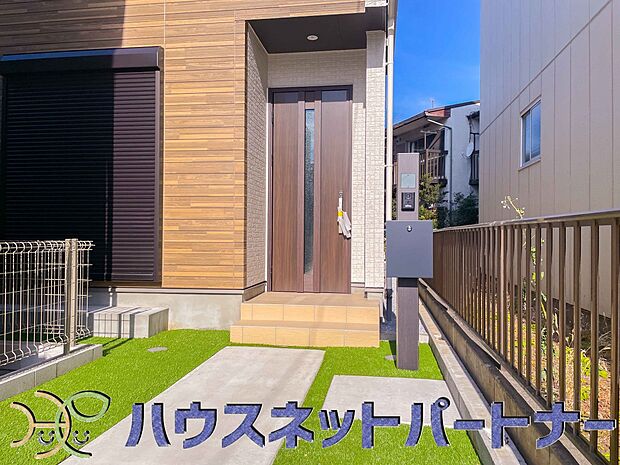 玄関の扉を開けると家族の待つお家。幸せを感じる瞬間です。