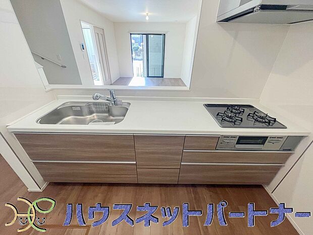 人工大理石のワークトップやシンクは、水を流しただけできれいになったように見えます。白いキッチンは明るく清潔感があり、とっても素敵です。