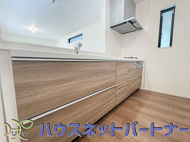 木目調のキッチンは落ち着いた雰囲気で収納もたくさん。嬉しい食洗器付です。汚れも目立ちません。