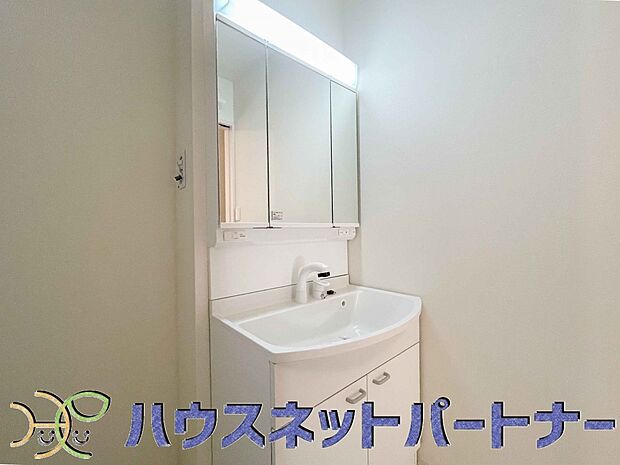 大きく見やすい三面鏡で清潔感ある洗面台は、身だしなみチェックや肌のお手入れに最適です。何かと物が増える場所だからこそ、スッキリと見映えの良い空間に拵えました。