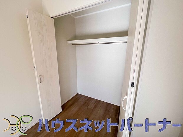 壁面クローゼットのメリットは、衣類が横一列に並ぶためひと目で洋服が選びやすいこと。衣類をたくさんお持ちの方も、限られたスペース内に無理なく収納することができます。