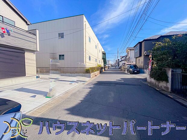 前面道路でお車を駐車するのも楽々。