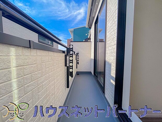 青い空が近くに感じるバルコニーは、爽やかな風をお部屋へ運んでくれます。