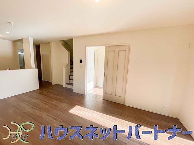 リビングは、食事スペースと寛げる場所設けてもまだ余裕の広さ。明るい光が照らしてくれます。