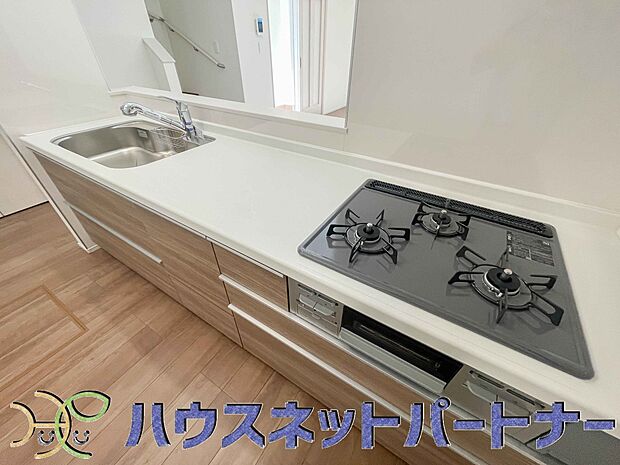 三口コンロで料理の幅を拡げてくれる使いやすいシステムキッチンを採用。洗い場も大きいので野菜や食器を洗ったりする際にも捗り、奥様の強い味方となってくれるはずです。