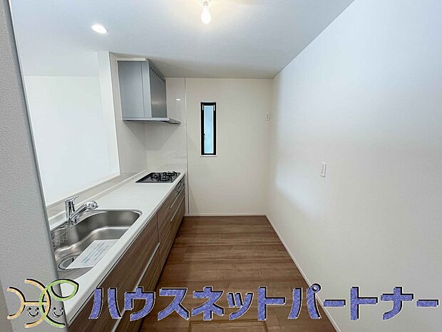 キッチン吊戸棚を無くす事によって、コミュニケーションを重視した設計に致しました。区画によって変わる一体感を、実際にご覧になって頂けましたらと思います。