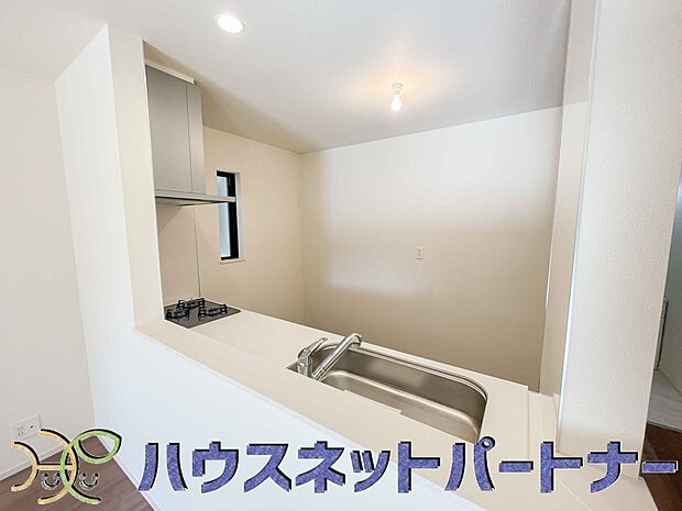 キッチンカウンターがあると配膳が楽なことがメリットの一つ。後片付けをするときも、ダイニングテーブルからあまり動かずに流し台へ運ぶことができるので便利です♪