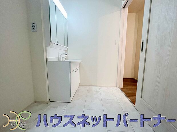 広い脱衣所、洗面台も大きなサイズを設置。建売では見ない広さと解放感。