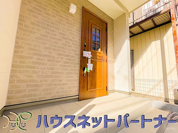 玄関の扉を開けるとそこは家族の待つお家。笑い声が聞こえてきそう。