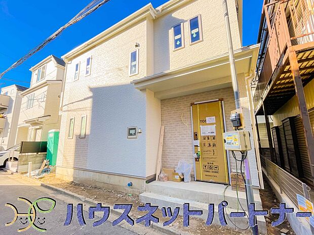 上質感漂う玄関へのアプローチ。居住者の帰り、訪れる方を優しく迎える・安らぎに満ちた生活空間を予感させる。健やかな暮らしを楽しめそう。