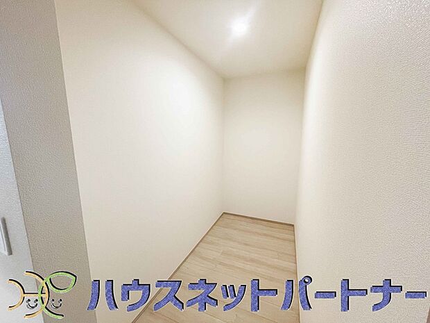 パントリー（食料庫）常温保存できるパン、お米、調味料、缶詰など、日常的に使うものや未開封の食品の収納にぴったり。棚にものを並べて収納すれば、何が足りないのかひと目で確認できます。