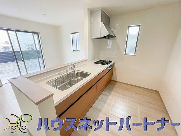 カウンターキッチンは広くて収納力もあるので、快適に料理をすることができます。食器や炊事用具を手の届くところに配置しやすいため調理もスピーディーです。