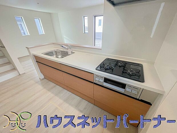 三口コンロで料理の幅を拡げてくれる使いやすいシステムキッチンを採用。洗い場も大きいので野菜や食器を洗ったりする際にも捗り、奥様の強い味方となってくれるはずです。