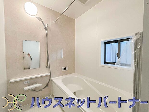 高級感溢れるカラーと大きさ・柔らかな曲線で構成された半身浴も楽しめるバスタブが心地よさをもたらします。窓もあるので換気もしっかりできますね。