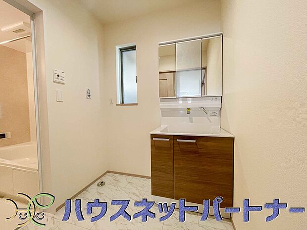 十分な大きさの洗面台は、身だしなみチェックや歯磨きなど、朝の慌ただしい時間でもホテルライクなスペースで余裕とゆとりを感じて頂けます。