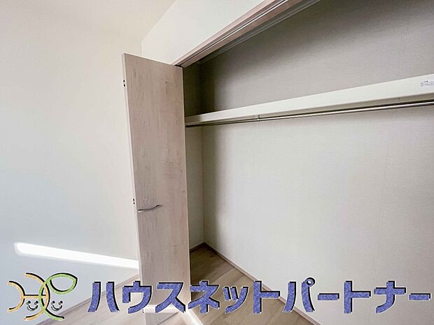 壁面クローゼットのメリットは、衣類が横一列に並ぶためひと目で洋服が選びやすいこと。衣類をたくさんお持ちの方も、限られたスペース内に無理なく収納することができます。