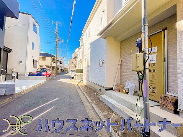 前面道路の日当たりの良い明るいお家。