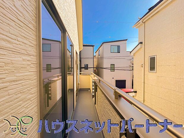 バルコニーから差し込む陽光・通風は、住環境・快適性と共に有り続ける貴重な「財産」です。この新築戸建に住まう事で手に入れるものは、きっと日常にとっても貴重な存在となるはずです。