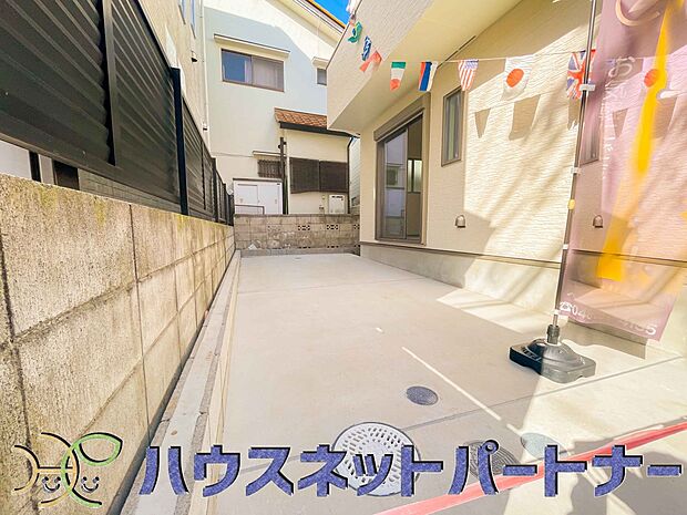 玄関横に駐車場なのでお買い物をした後は楽にお家へ。沢山お買物した時は助かりますね。