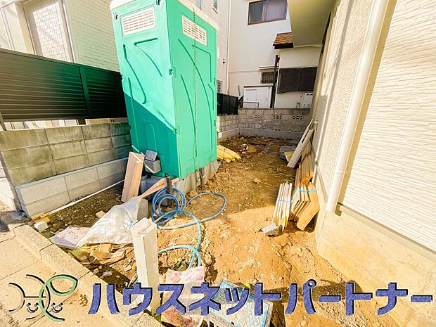 玄関横に駐車場なのでお買い物をした後は楽にお家へ。沢山お買物した時は助かりますね。