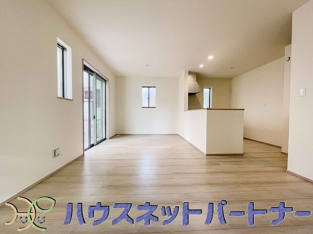 リビングは、食事スペースと寛げる場所設けてもまだ余裕の広さ。明るい光が照らしてくれます。