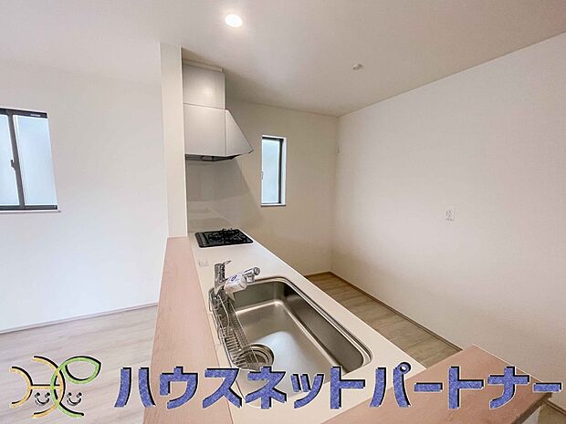 キッチン吊戸棚を無くす事によって、コミュニケーションを重視した設計に致しました。区画によって変わる一体感を、実際にご覧になって頂けましたらと思います。 