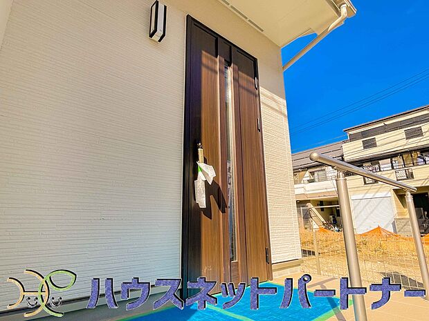 玄関の扉を開けるとそこは家族の待つお家。笑い声が聞こえてきそう。