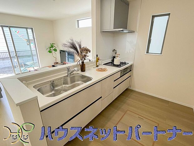 明るい自然光が入る作業スペースを多くとったキッチン採用。夫婦揃ってキッチンに立っても調理がしやすく、家事をしながら会話も弾みます。食器類もすっきりと片付く収納力。