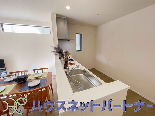 家族の様子を見ながらキッチンでお料理。一日の出来事を会話しながらの家事は嬉しいコミュニケーション。