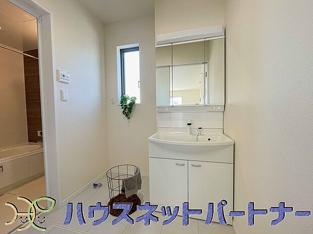 十分な大きさの洗面台は、身だしなみチェックや歯磨きなど、朝の慌ただしい時間でもホテルライクなスペースで余裕とゆとりを感じて頂けます。