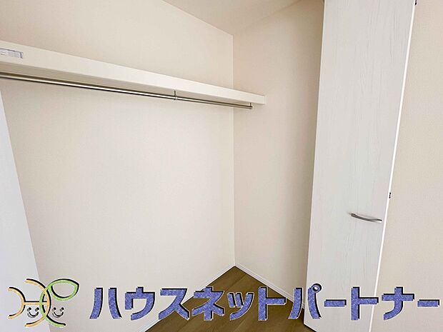 壁面クローゼットのメリットは、衣類が横一列に並ぶためひと目で洋服が選びやすいこと。衣類をたくさんお持ちの方も、限られたスペース内に無理なく収納することができます。