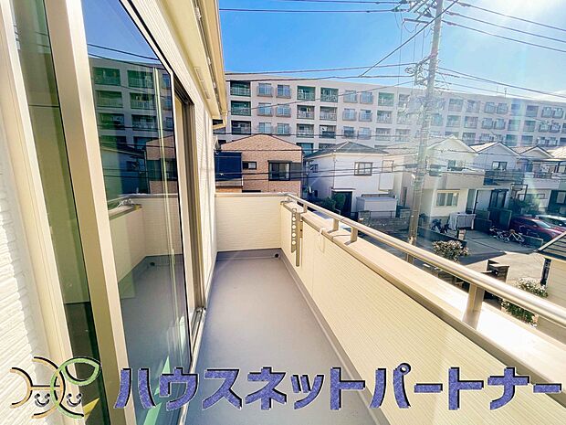 陽当りが良いと、洗濯物が乾きやすいですし、湿気やカビの心配も減るので快適です。寒い冬の日でも、日差しが届くと家の中が暖かくなりますね。