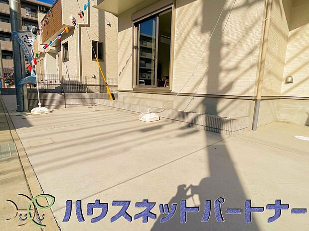 戸建ての購入を検討することになったきっかけに「駐車場を持てること」を挙げる方が多くいらっしゃいます。駐車場代金を支払続ける必要がないことは、駐車場付き戸建を持つ最大のメリットです。