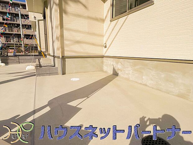 玄関横に駐車場なのでお買い物をした後は楽にお家へ。沢山お買物した時は助かりますね。