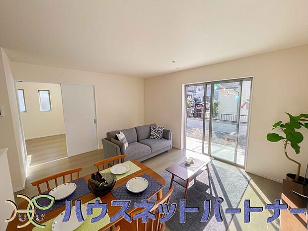 リビングは、食事スペースと寛げる場所設けてもまだ余裕の広さ。明るい光が照らしてくれます。