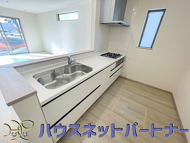 カウンターキッチンは広くて収納力もあるので、快適に料理をすることができます。食器や炊事用具を手の届くところに配置しやすいため調理もスピーディーです。