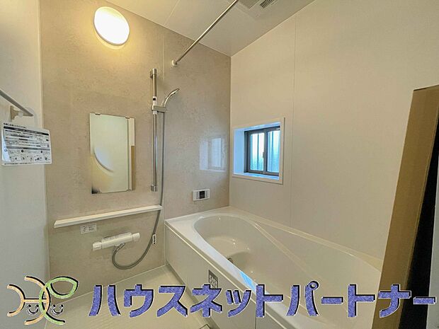 明るい作りの浴室は心も体もリフレッシュさせてくれます。窓もあるので湿気を外へ逃がすことも出来ます。