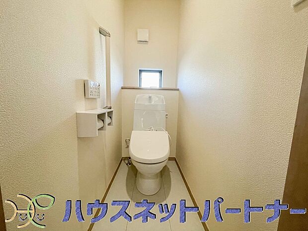 小窓を設置する事により明るく、通気性の良いトイレとなっております。中はゆとりのある大きさを確保しておりますので、ゆったりとお使い頂けます。