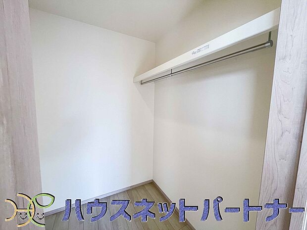 ウォークインクローゼットのメリットは、衣類の他、バッグやアクセサリーなど、身につけるものを一部屋に集めて管理できること。必要なときに見つけやすいです。