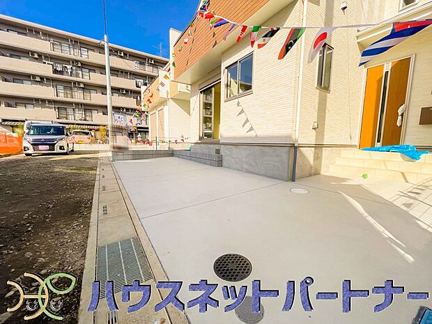 玄関横に駐車場なのでお買い物をした後は楽にお家へ。沢山お買物した時は助かりますね。