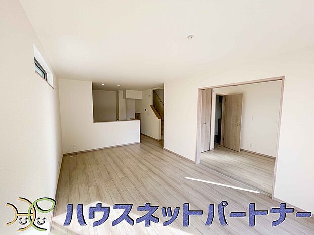 リビングは、食事スペースと寛げる場所設けてもまだ余裕の広さ。明るい光が照らしてくれます。