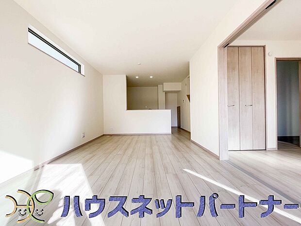 キッチンカウンターがあると配膳が楽なことがメリットの一つ。後片付けをするときも、ダイニングテーブルからあまり動かずに流し台へ運ぶことができるので便利です♪