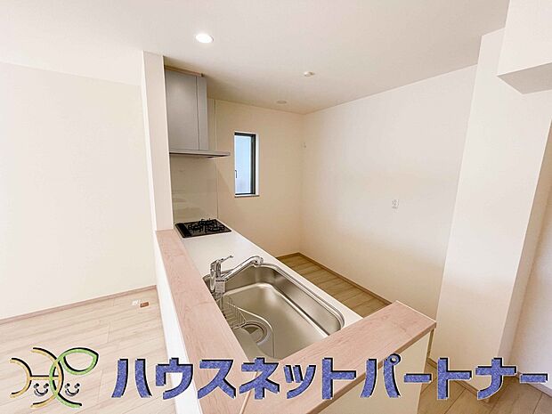 キッチン吊戸棚を無くす事によって、コミュニケーションを重視した設計に致しました。区画によって変わる一体感を、実際にご覧になって頂けましたらと思います。