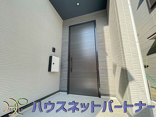 玄関の扉を開けると家族の待つお家。幸せを感じる瞬間です。